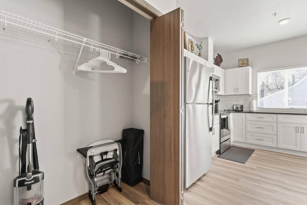 شقة Brand New 2 Bed 2 Bath Near Perry District And Dt سبوكين المظهر الخارجي الصورة